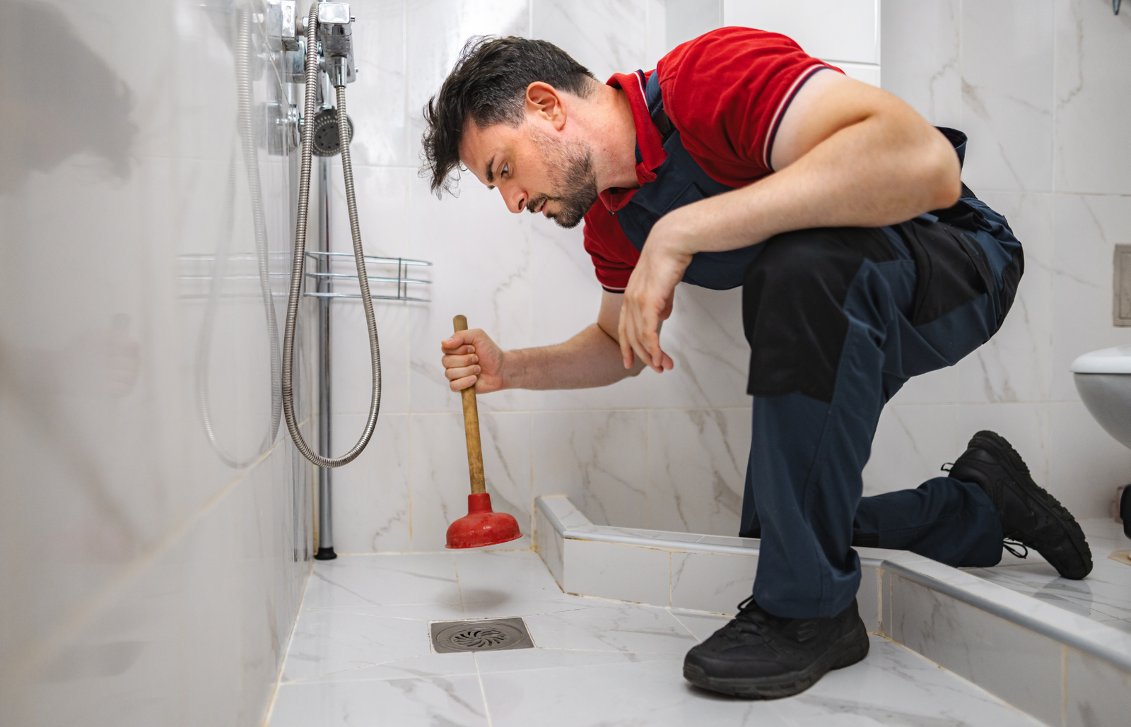 Como desentupir ralo do banheiro com produtos caseiros